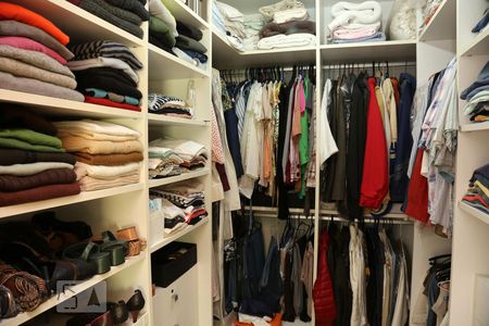 Casa à venda com 385m², 4 quartos e 6 vagasCloset da suíte 1