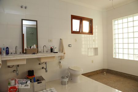 Casa à venda com 385m², 4 quartos e 6 vagasBanheiro da Suíte 1