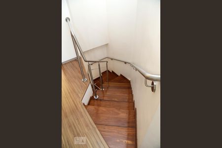 Casa à venda com 385m², 4 quartos e 6 vagasEscada