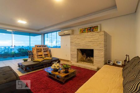 Casa à venda com 450m², 4 quartos e 4 vagas Casa à venda com 450m², 4 quartos e 4 vagasSalão de Festas