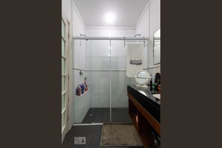 Casa à venda com 450m², 4 quartos e 4 vagas Casa à venda com 450m², 4 quartos e 4 vagasBanheiro da Suíte