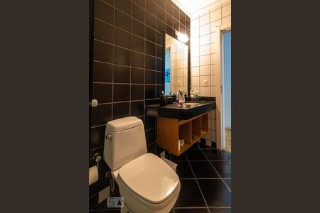 Casa à venda com 450m², 4 quartos e 4 vagas Casa à venda com 450m², 4 quartos e 4 vagasBanheiro Social