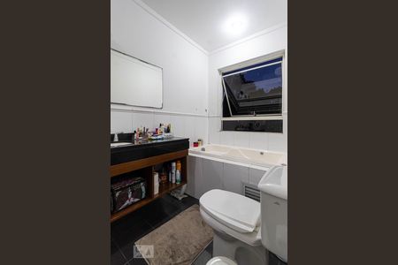 Casa à venda com 450m², 4 quartos e 4 vagas Casa à venda com 450m², 4 quartos e 4 vagasBanheiro da Suíte