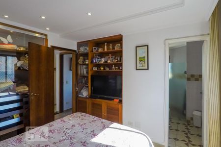 Apartamento à venda com 250m², 4 quartos e 2 vagasQuarto 1 -  suite piso inferior