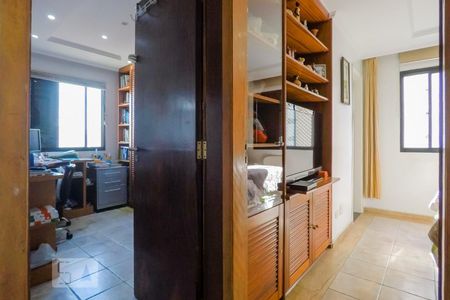 Apartamento à venda com 250m², 4 quartos e 2 vagasQuarto 1 -  suite piso inferior