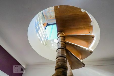 Apartamento à venda com 250m², 4 quartos e 2 vagasEscada para piso superior