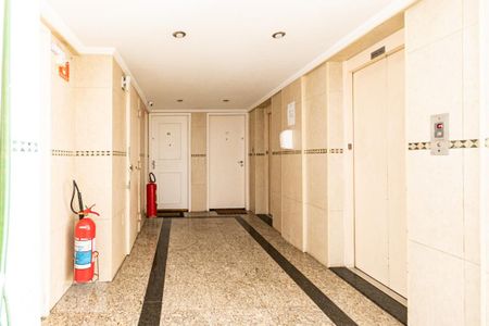 Apartamento à venda com 74m², 2 quartos e 1 vaga Apartamento à venda com 74m², 2 quartos e 1 vagaHall de entrada do bloco