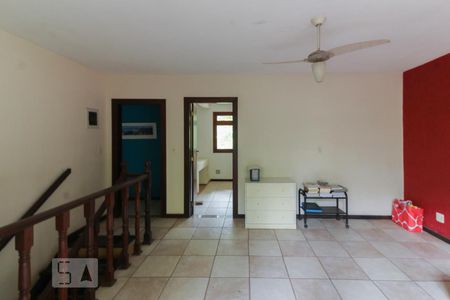 Casa para alugar com 450m², 5 quartos e 4 vagas Casa para alugar com 450m², 5 quartos e 4 vagasCorredor