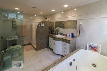 Casa para alugar com 450m², 5 quartos e 4 vagas Casa para alugar com 450m², 5 quartos e 4 vagasBanheiro da Suíte 1