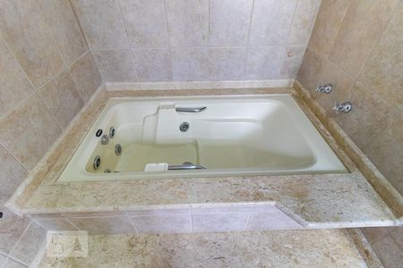 Casa à venda com 325m², 4 quartos e 4 vagas Casa à venda com 325m², 4 quartos e 4 vagasBanheiro da suíte - Banheira