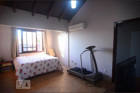 Casa à venda com 265m², 4 quartos e 4 vagasSuíte