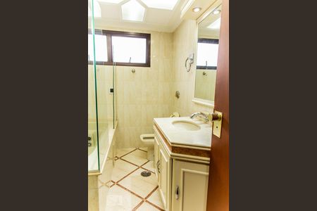 Apartamento à venda com 180m², 3 quartos e 2 vagas Apartamento à venda com 180m², 3 quartos e 2 vagasBanheiro da Suíte
