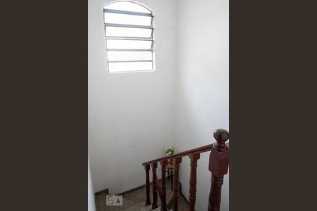 Casa à venda com 150m², 4 quartos e 2 vagas Casa à venda com 150m², 4 quartos e 2 vagasEscadas