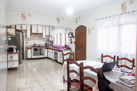 Casa à venda com 150m², 4 quartos e 2 vagas Casa à venda com 150m², 4 quartos e 2 vagasCozinha