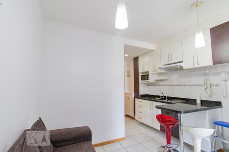 Sala/Cozinha de kitnet/studio para alugar com 1 quarto, 32m² em Centro, Curitiba