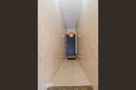 Casa à venda com 193m², 4 quartos e 2 vagas Casa à venda com 193m², 4 quartos e 2 vagasCorredor Lateral de Entrada