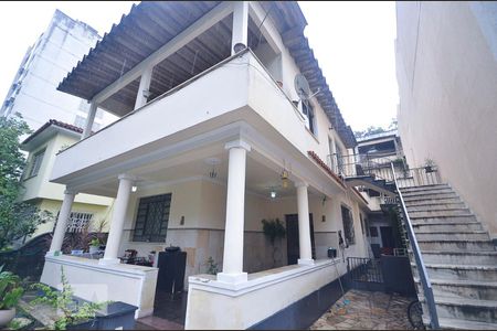 Casa à venda com 450m², 5 quartos e 2 vagasFachada da casa