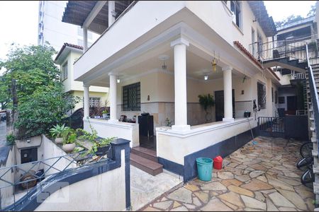 Casa à venda com 450m², 5 quartos e 2 vagasFachada da casa