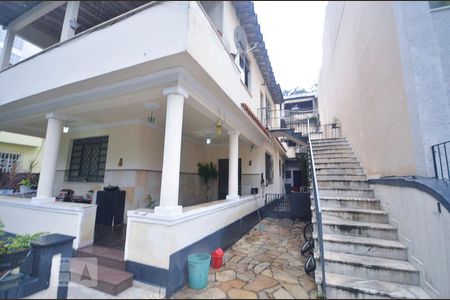 Casa à venda com 450m², 5 quartos e 2 vagasEscada para o segundo andar
