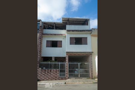 Casa à venda com 200m², 3 quartos e 1 vaga Casa à venda com 200m², 3 quartos e 1 vagaFachada