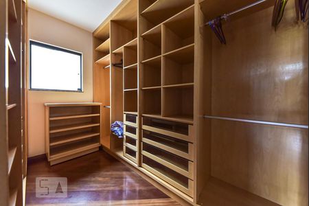 Casa à venda com 335m², 7 quartos e 7 vagas Casa à venda com 335m², 7 quartos e 7 vagasCloset da suíte 3