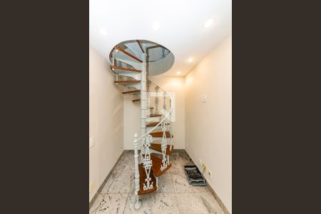 Apartamento para alugar com 372m², 3 quartos e 2 vagas Apartamento para alugar com 372m², 3 quartos e 2 vagasEscada