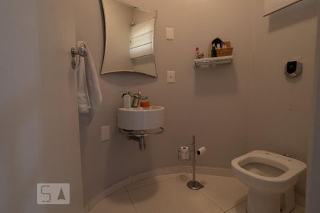 Casa à venda com 314m², 4 quartos e 4 vagas Casa à venda com 314m², 4 quartos e 4 vagasBanheiro