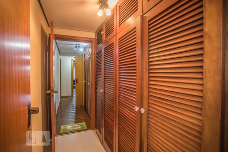 Apartamento à venda com 186m², 3 quartos e 3 vagas Apartamento à venda com 186m², 3 quartos e 3 vagasCorredor Área de Serviço