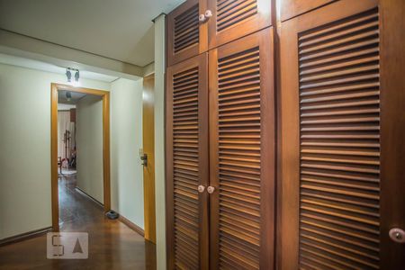Apartamento à venda com 186m², 3 quartos e 3 vagas Apartamento à venda com 186m², 3 quartos e 3 vagasCorredor - Armários