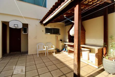 Casa à venda com 174m², 3 quartos e 3 vagas Casa à venda com 174m², 3 quartos e 3 vagasQuintal