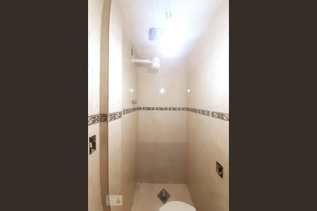 Casa de condomínio à venda com 448m², 6 quartos e 2 vagas Casa de condomínio à venda com 448m², 6 quartos e 2 vagasBanheiro de Serviço