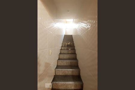 Casa de condomínio à venda com 448m², 6 quartos e 2 vagas Casa de condomínio à venda com 448m², 6 quartos e 2 vagasEscada de serviço