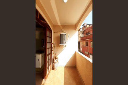 Casa de condomínio à venda com 448m², 6 quartos e 2 vagas Casa de condomínio à venda com 448m², 6 quartos e 2 vagasVaranda da suíte