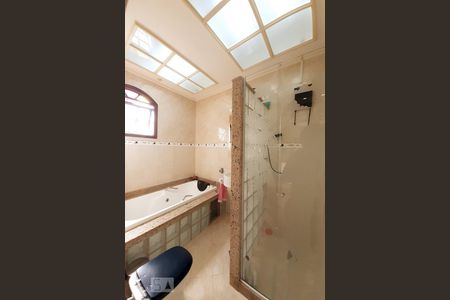 Casa de condomínio à venda com 448m², 6 quartos e 2 vagas Casa de condomínio à venda com 448m², 6 quartos e 2 vagasBanheiro da Suíte 4