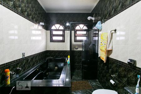 Casa à venda com 300m², 4 quartos e 4 vagasBanheiro da Suíte 1