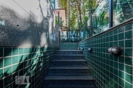 Apartamento à venda com 200m², 3 quartos e 3 vagas Apartamento à venda com 200m², 3 quartos e 3 vagasEntrada Edifício