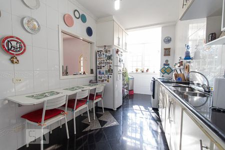 Casa à venda com 279m², 4 quartos e 4 vagas Casa à venda com 279m², 4 quartos e 4 vagasCozinha