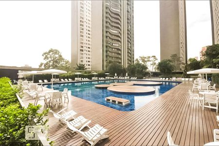 Apartamento à venda com 160m², 4 quartos e 2 vagas Apartamento à venda com 160m², 4 quartos e 2 vagasÁrea comum - Piscina
