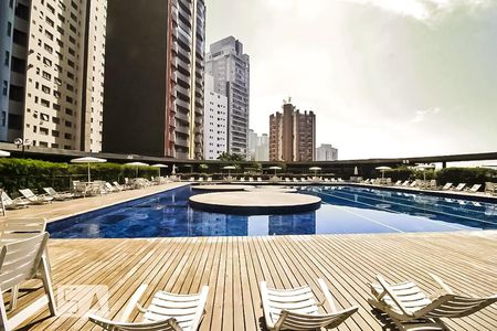 Apartamento à venda com 160m², 4 quartos e 2 vagas Apartamento à venda com 160m², 4 quartos e 2 vagasÁrea comum - Piscina