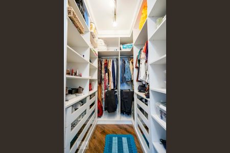Casa à venda com 220m², 3 quartos e 5 vagas Casa à venda com 220m², 3 quartos e 5 vagasCloset suíte 03
