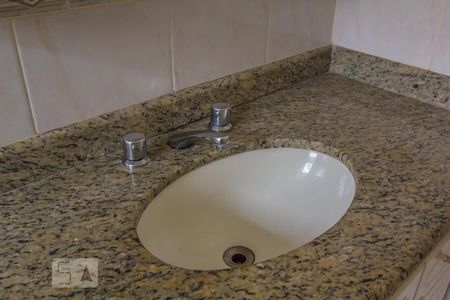 Apartamento à venda com 81m², 3 quartos e 2 vagasBanheiro da Suíte