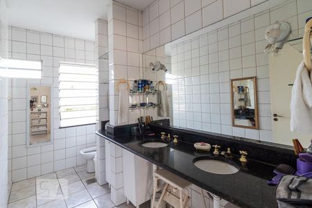 Casa à venda com 489m², 5 quartos e 6 vagas Casa à venda com 489m², 5 quartos e 6 vagasBanheiro da Suite 1