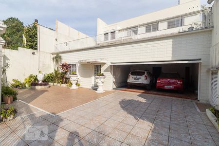 Casa à venda com 489m², 5 quartos e 6 vagas Casa à venda com 489m², 5 quartos e 6 vagasGaragem