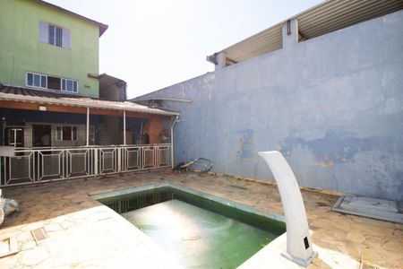 Casa à venda com 200m², 3 quartos e 2 vagas Casa à venda com 200m², 3 quartos e 2 vagasPiscina
