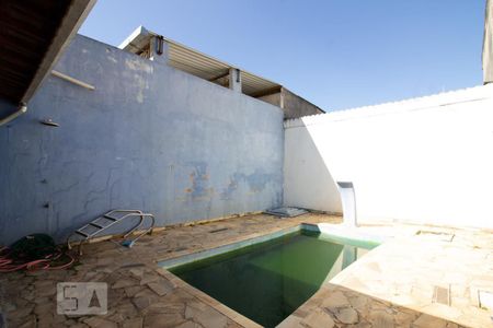 Casa à venda com 200m², 3 quartos e 2 vagas Casa à venda com 200m², 3 quartos e 2 vagasPiscina