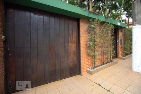 Casa à venda com 350m², 5 quartos e 4 vagas Casa à venda com 350m², 5 quartos e 4 vagasFachada