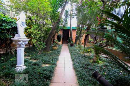 Casa à venda com 350m², 5 quartos e 4 vagas Casa à venda com 350m², 5 quartos e 4 vagasEntrada