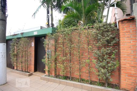 Casa à venda com 350m², 5 quartos e 4 vagas Casa à venda com 350m², 5 quartos e 4 vagasFachada