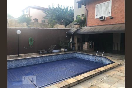 Casa à venda com 350m², 5 quartos e 4 vagas Casa à venda com 350m², 5 quartos e 4 vagasPiscina