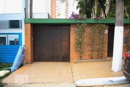 Casa à venda com 350m², 5 quartos e 4 vagas Casa à venda com 350m², 5 quartos e 4 vagasFachada
